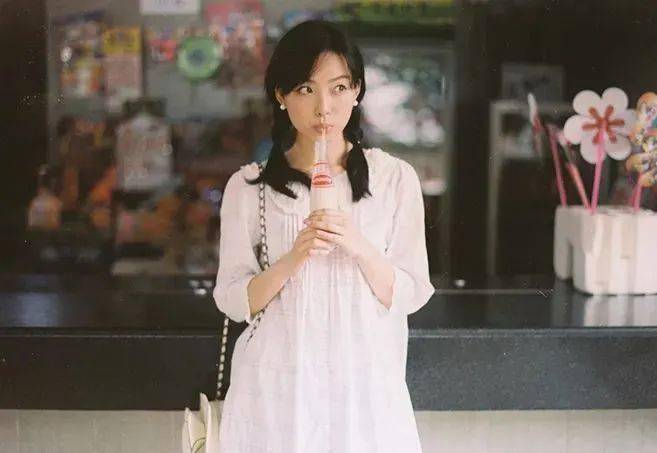 48岁陶红因病去世,9岁女儿一路跪拜祈福,与乐嘉婚姻