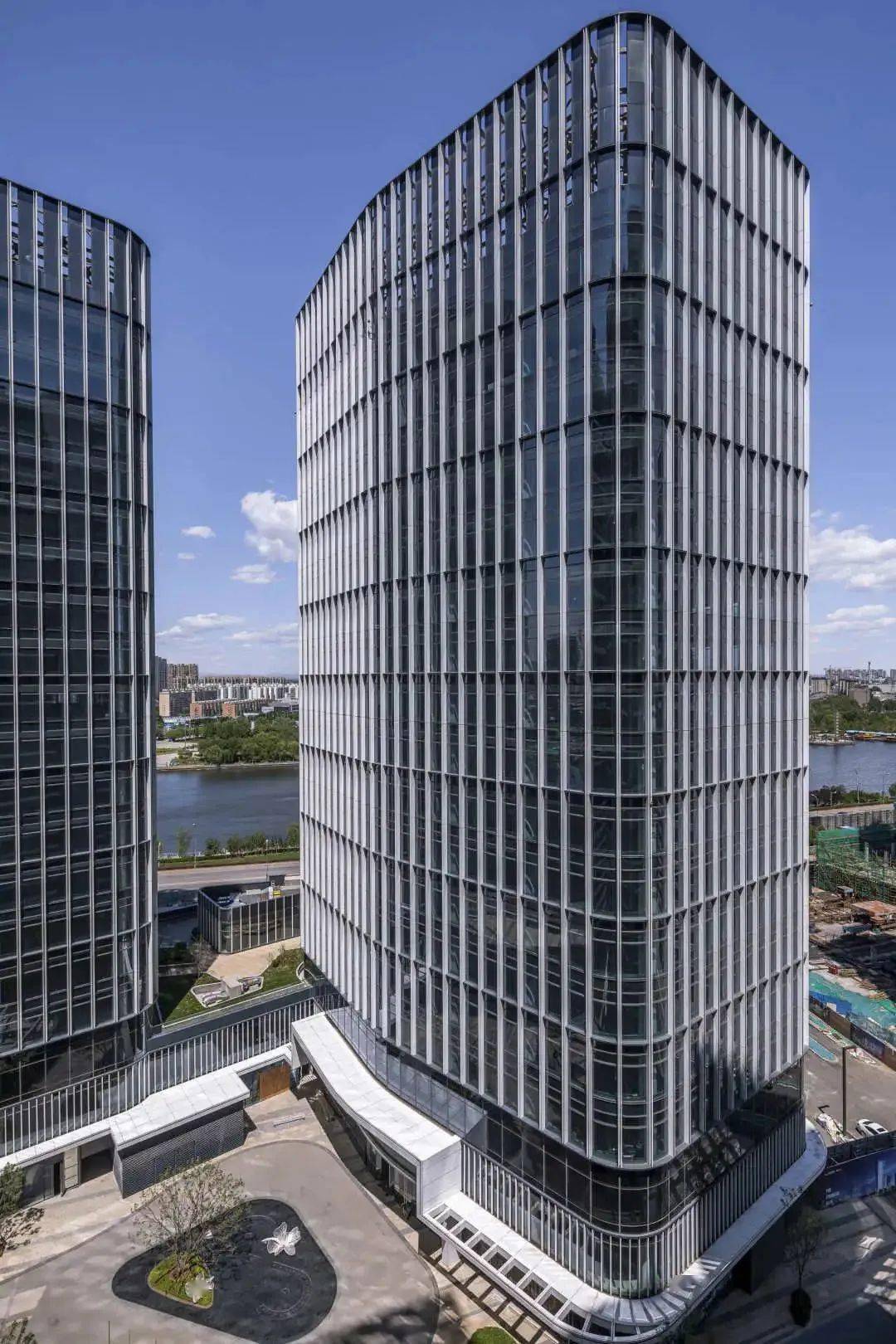 该项目由世界著名华人建筑设计师严讯奇和景观设计师宋逸云双大师联袂