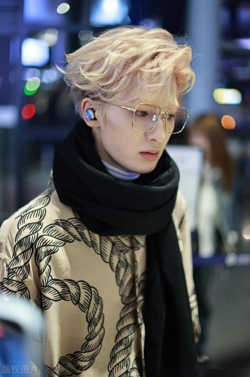 朱正廷上海出发,印花卫衣搭配金丝边眼镜帅气十足_机场