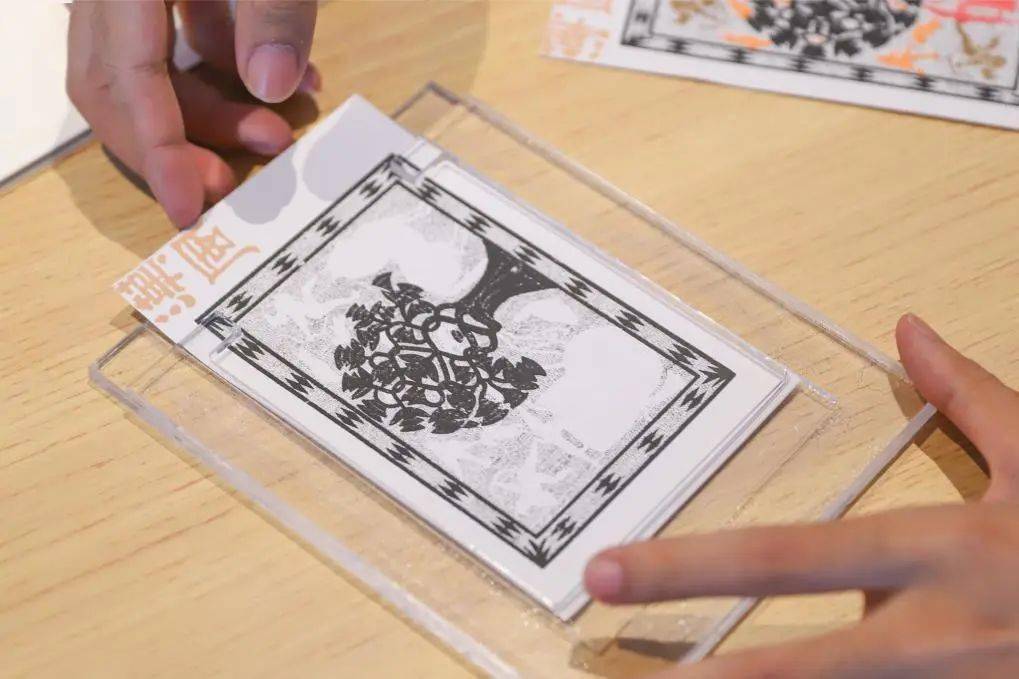 左右滑动查看套色印章"汉风" 系列文创将在"大汉雄风:上海图书馆藏