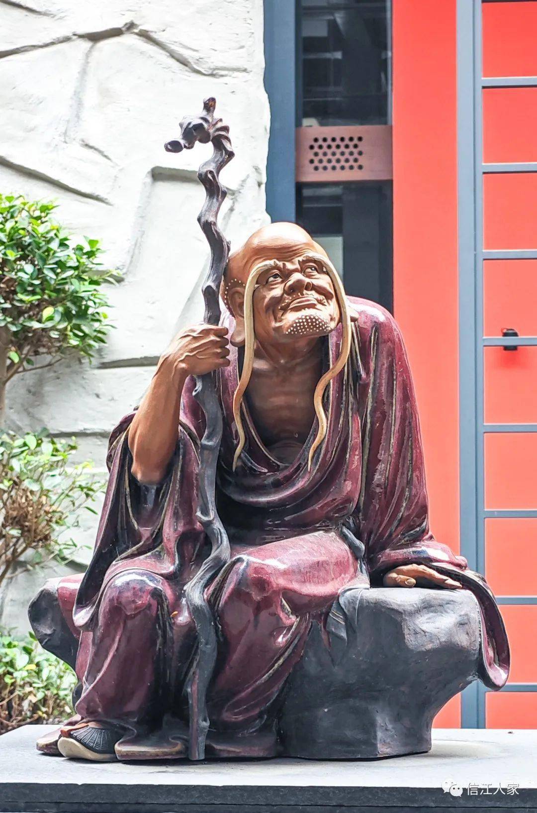 石湾美陶公司参观时,欣赏了陶艺大师刘炳先生"为8号艺术码头落成精制"