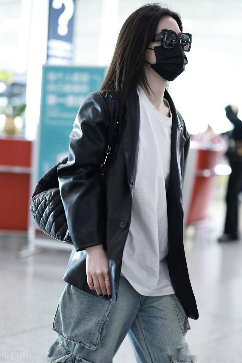 街拍:单依纯黑色皮西装 白色t恤 阔腿牛仔裤率性十足_北京_机场