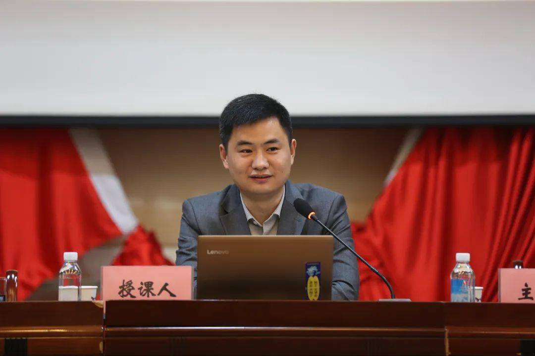 开班仪式由团区委副书记石柯磊主持,他希望全体参训团干集中精力认真