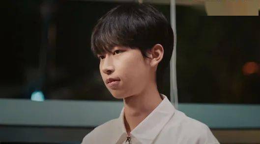 身穿女仆装,手拿大扳手,"暴力萝莉"网管骆歆(骆歆 饰)你见过没?"驼