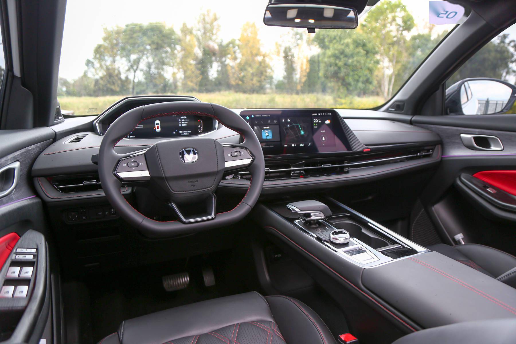 长安第三代cs55plus内饰设计整体造型舒展,线条流畅,与外部造型相得