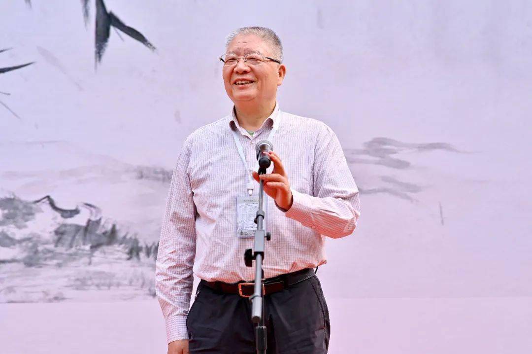 贾龙武宣布张文龙书画艺术展开幕下午,张文龙书画艺术的文化坚守与