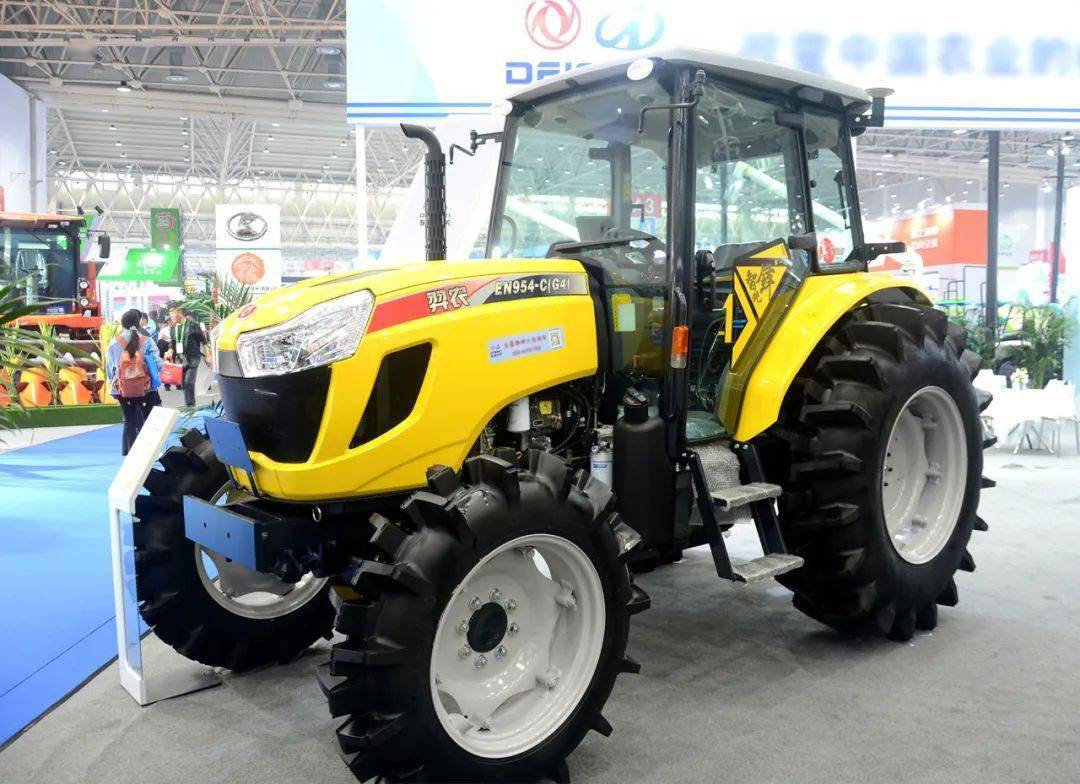 在拖拉机板块,东风井关带来了五款产品,它们分别是t954智能拖拉机,t