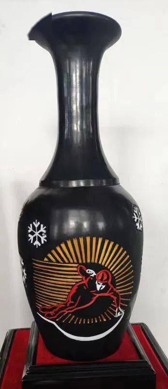 黑陶《冠军瓶》作者:张宏,杨海明黑陶《小口球瓶》作者:徐慧陶瓷