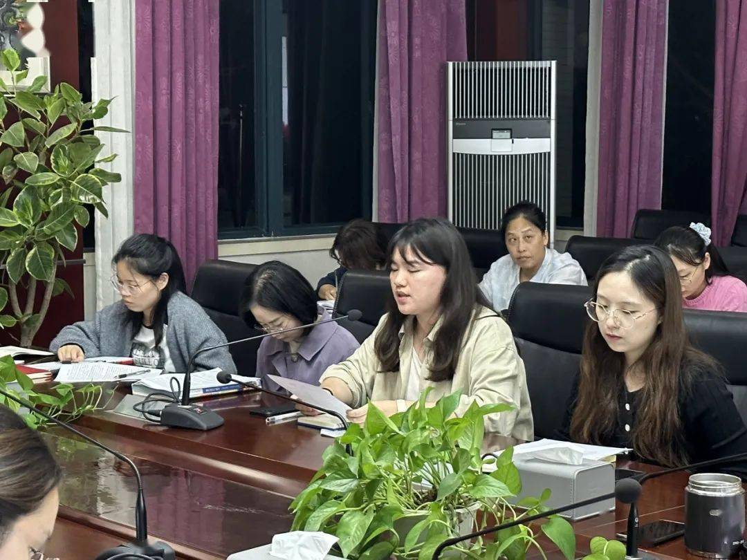 沙龙讨论环节,青年教师钱絮雯,戚泽楠,刘裴蓓,李倩,张千辰,张雨晴,李