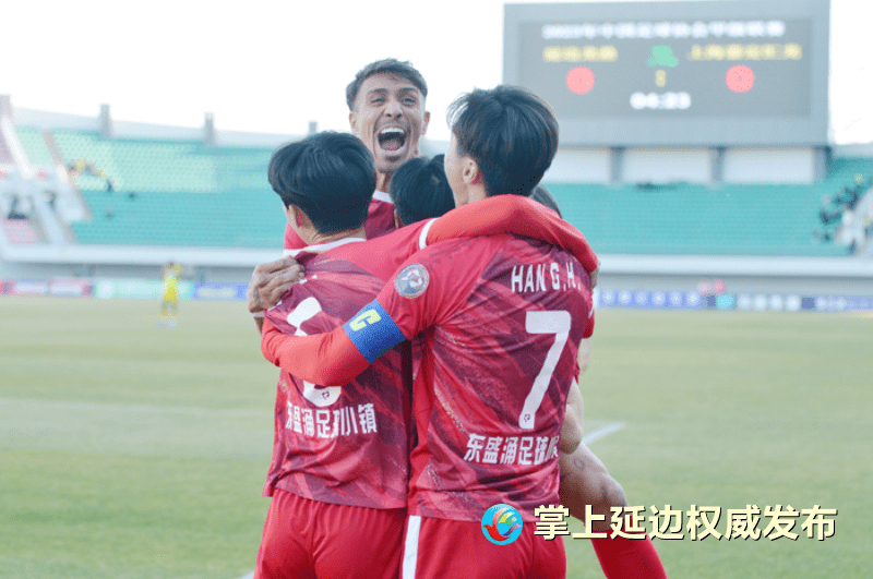 比赛第4分钟,延边龙鼎队长韩光徽倒三角传中,李龙闪击得分,延边龙鼎队