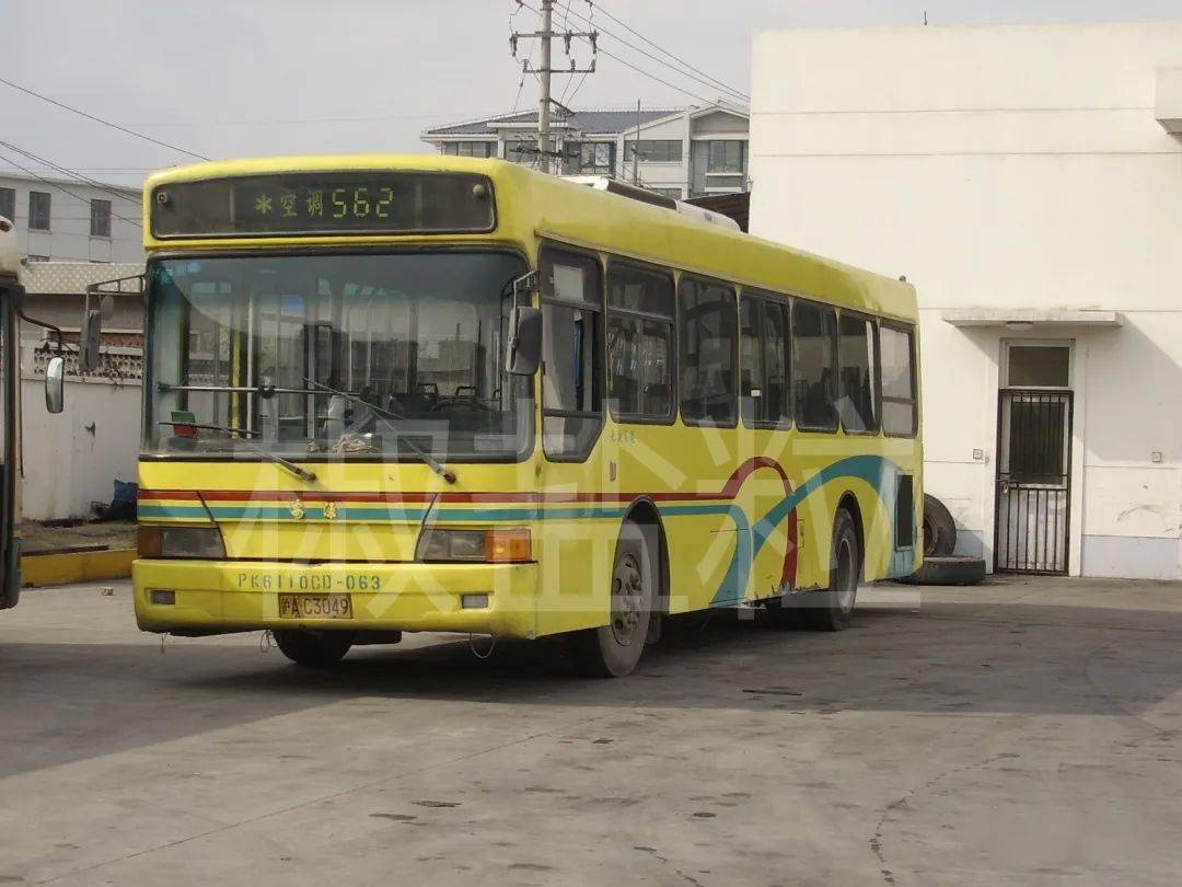 pk6110cd型客车,南翔汽车站(魏家钧 摄,2007)562路sk6115hp5-3型客车