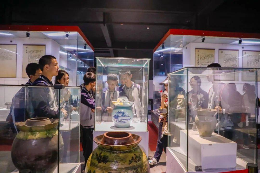 在博物馆里,同学们参观了数千件与川菜有关的文物和图文典籍,体验了"