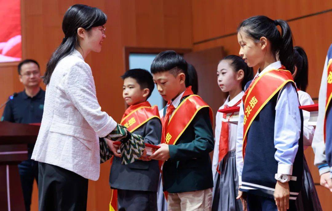 左右滑动 查看更多上虞区上德实验小学崔可优,柯桥区鲁迅外国语学校张