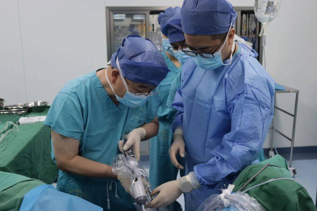 图为郭振宇正在进行水蒸汽热消融治疗前列腺增生症手术丁国忠是今年6