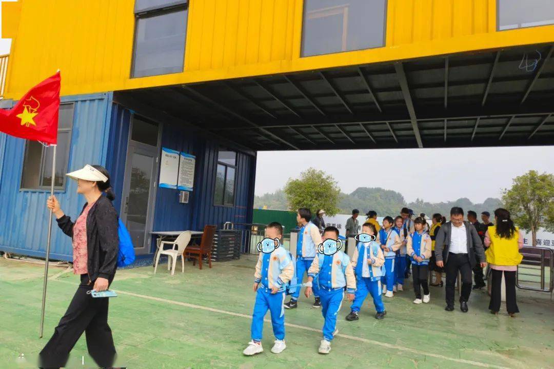 老师们带领着队伍走向目的地——衢州飞鸿滑草场景区入口处,瞧!