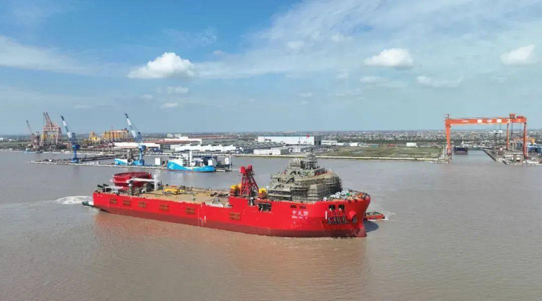 立洋海工5000吨自航式全回转起重船在振华启东海工顺利吉水!
