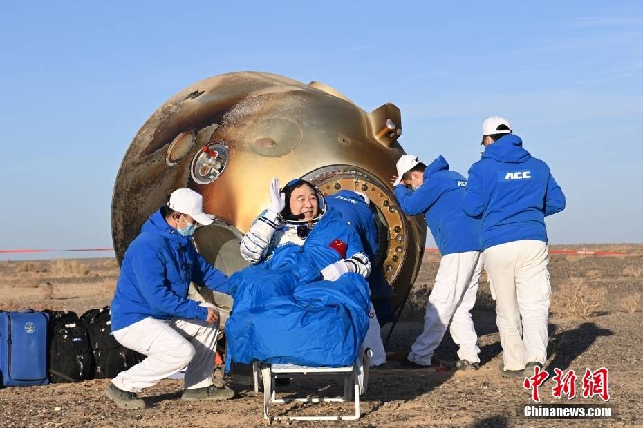 神舟十六号航天员乘组安全顺利出舱_汪江波_飞行_桂海潮