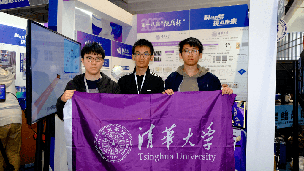 李庆昂正在进行决赛前最后一次模拟答辩医学院副教授 赵喆机械系助理