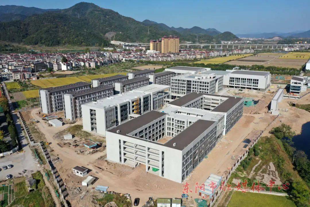 10月31日,从空中俯瞰正在建设中的横店高中新建项目施工现场,工程建设