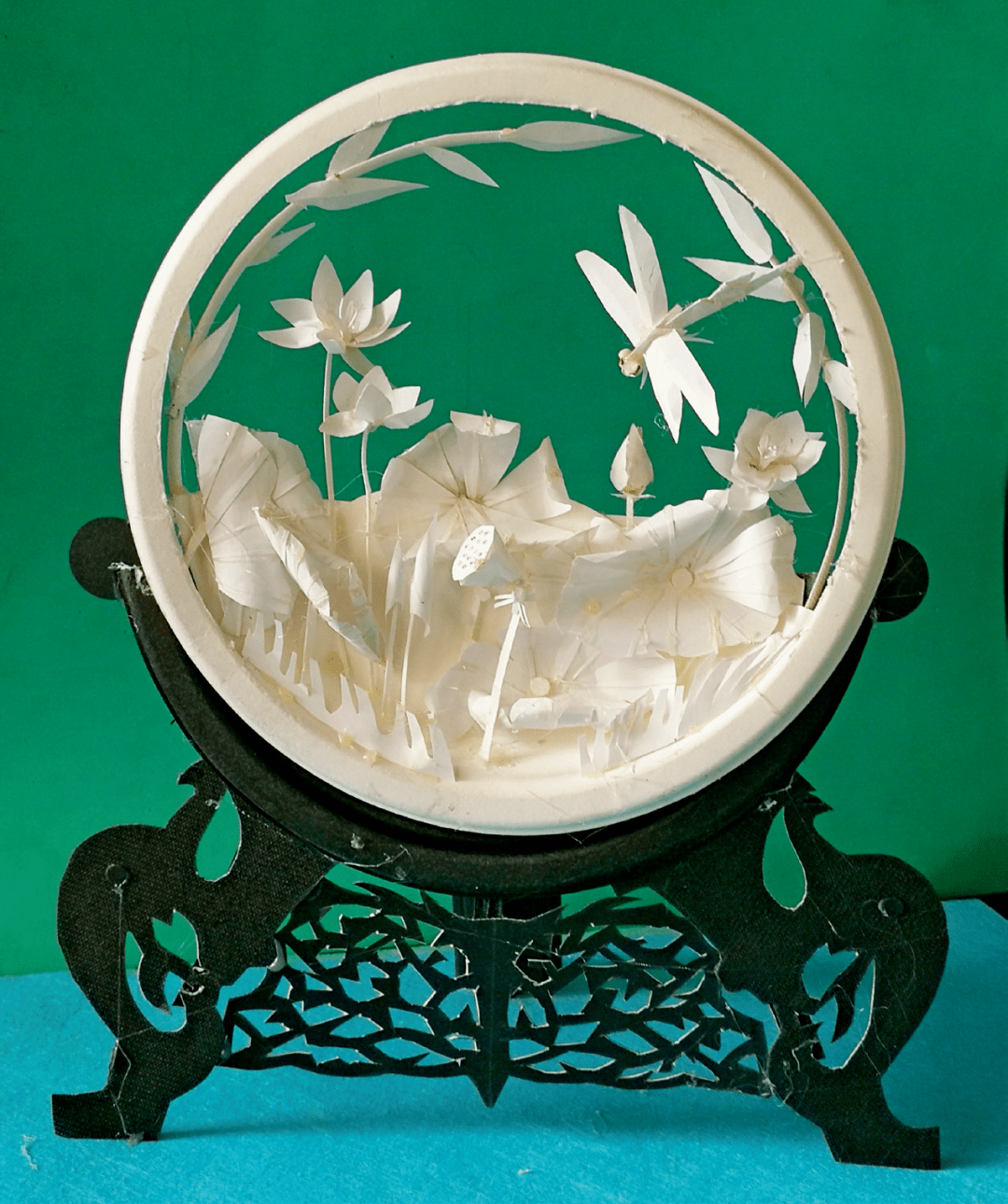 引导学生以自己对古诗词的理解,用纸雕塑或纸浮雕的形式表现一首古诗