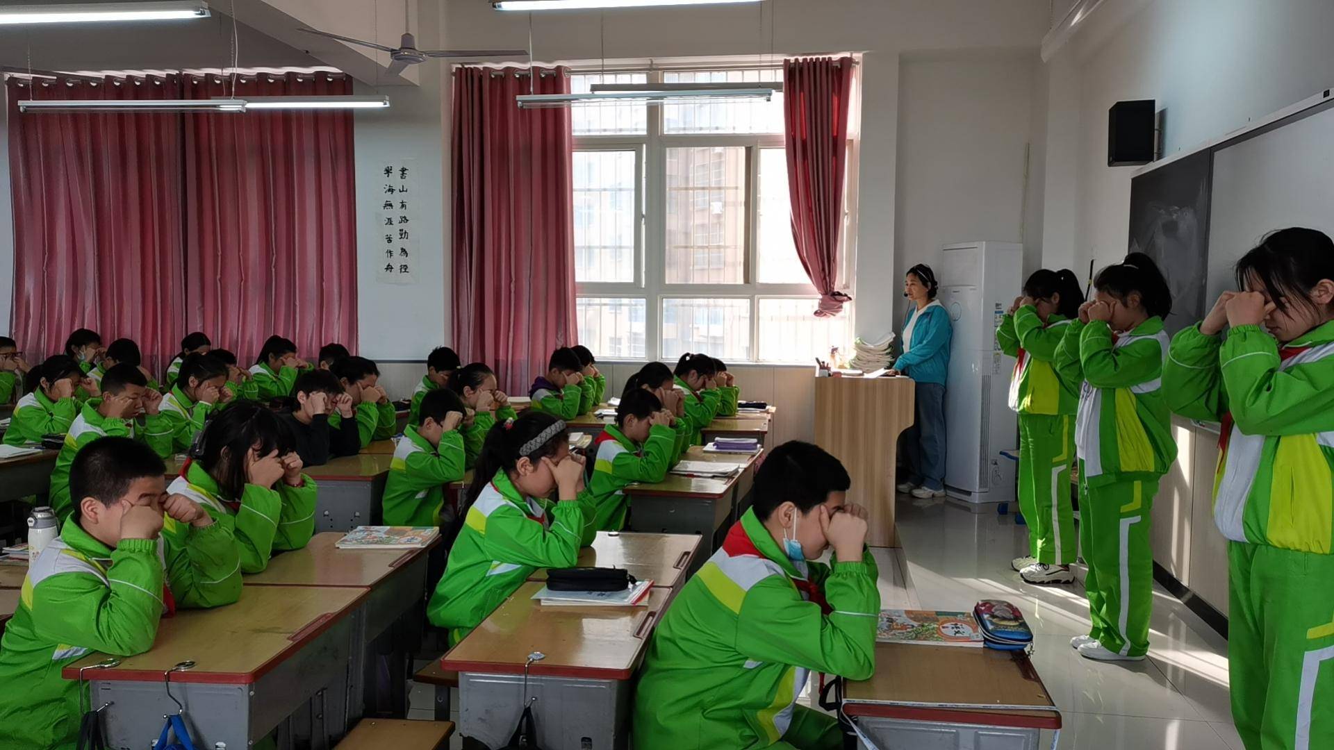 11月1日,随着眼保健操音乐响起,临潼区实验小学的孩子们像往常一样,按