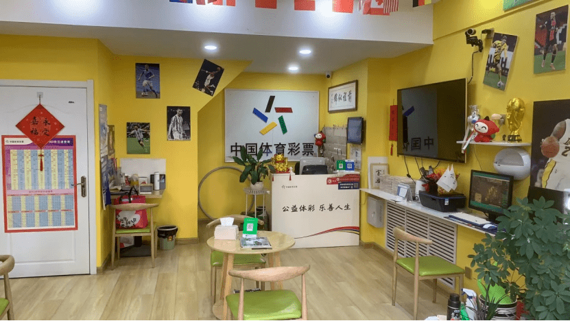 开店前,他们走访多家形象好的体育彩票专营店,交流装修经验,按照中国