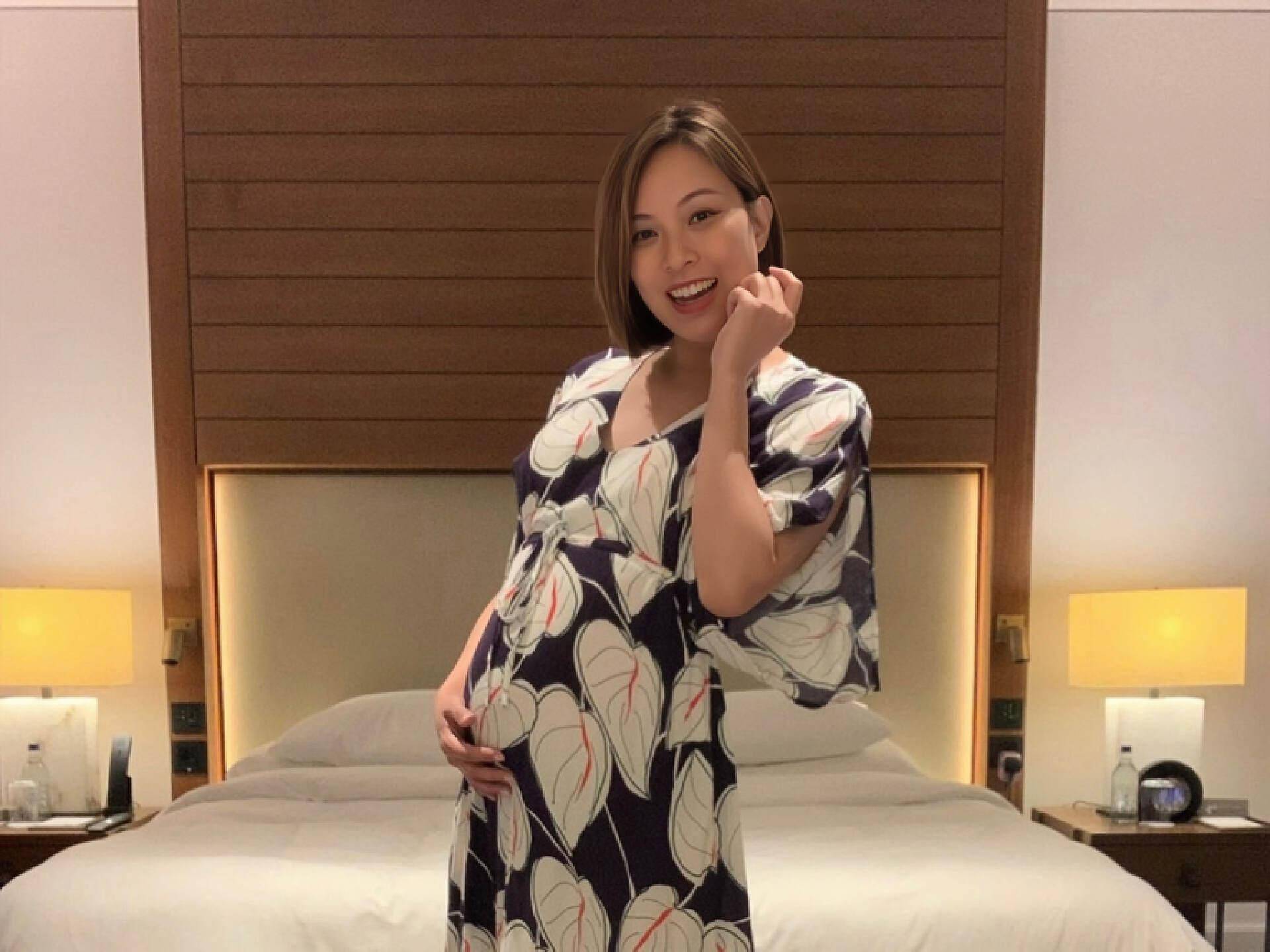香港知名女星怀孕九个月临盆在即,挺巨大孕肚游泳,想生4个小孩