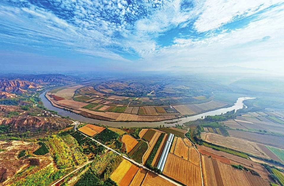 山西襄汾县城南汾河两岸景色如画_丁村_山麓_农田