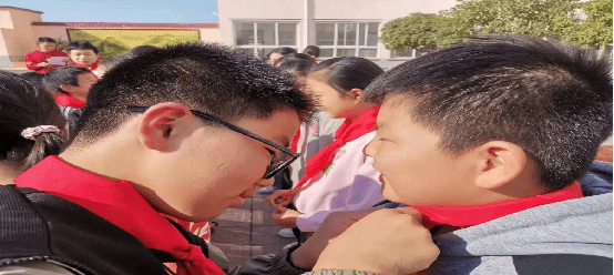 镇平县雪枫办八里桥小学:让队旗迎风飘扬_入队_红领巾_先辈