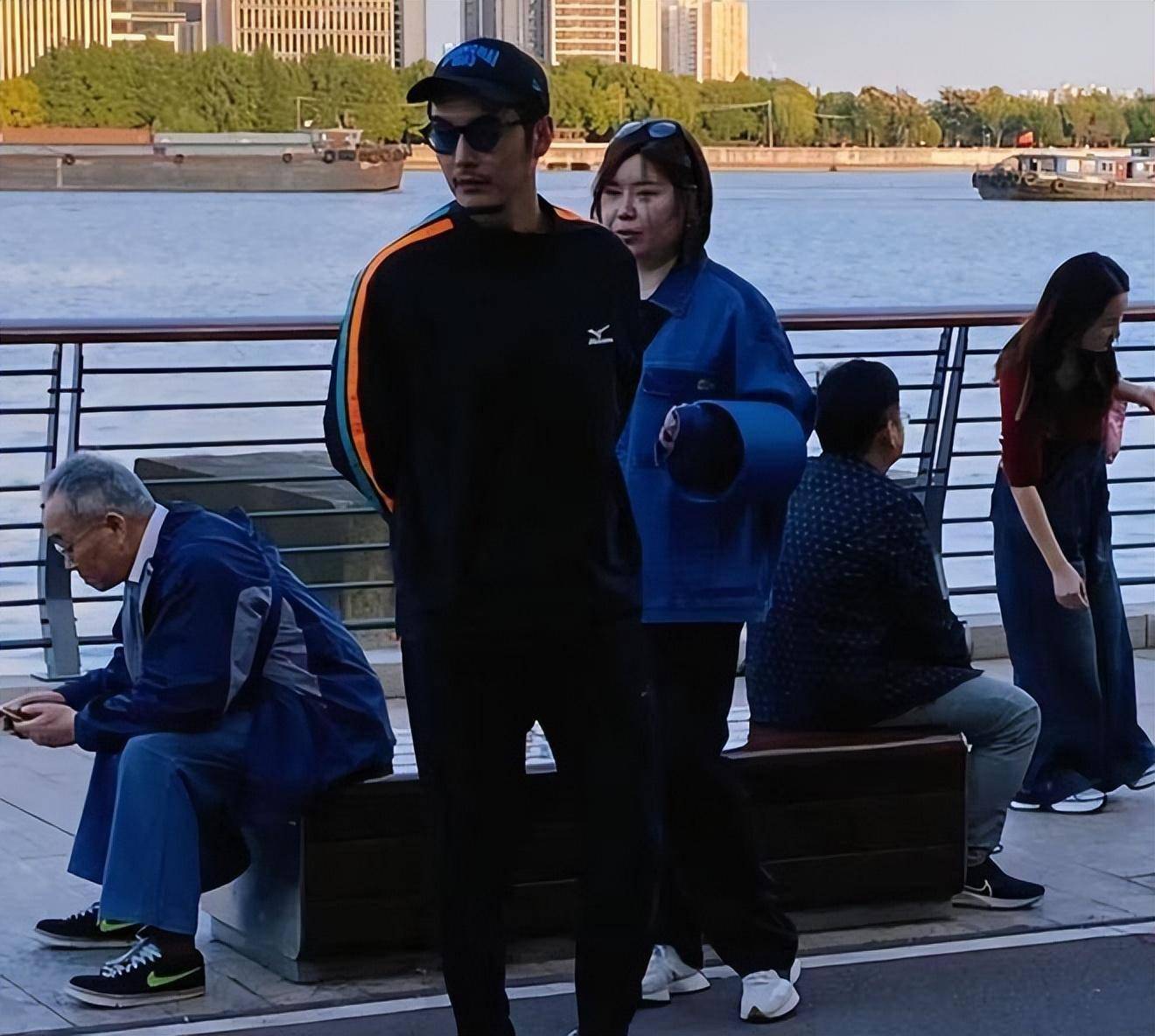 金世佳在上海徐汇滨江遛娃!