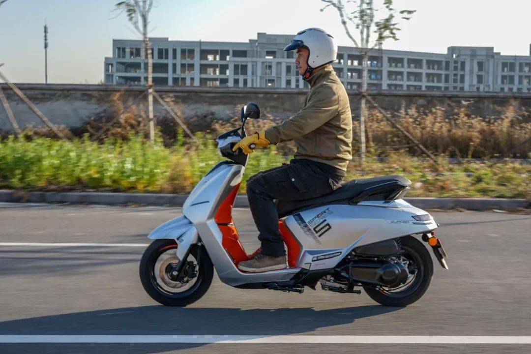 弥补短板,操控加强,试驾体验标致摩托首款现代复古踏板_搜狐汽车_搜狐