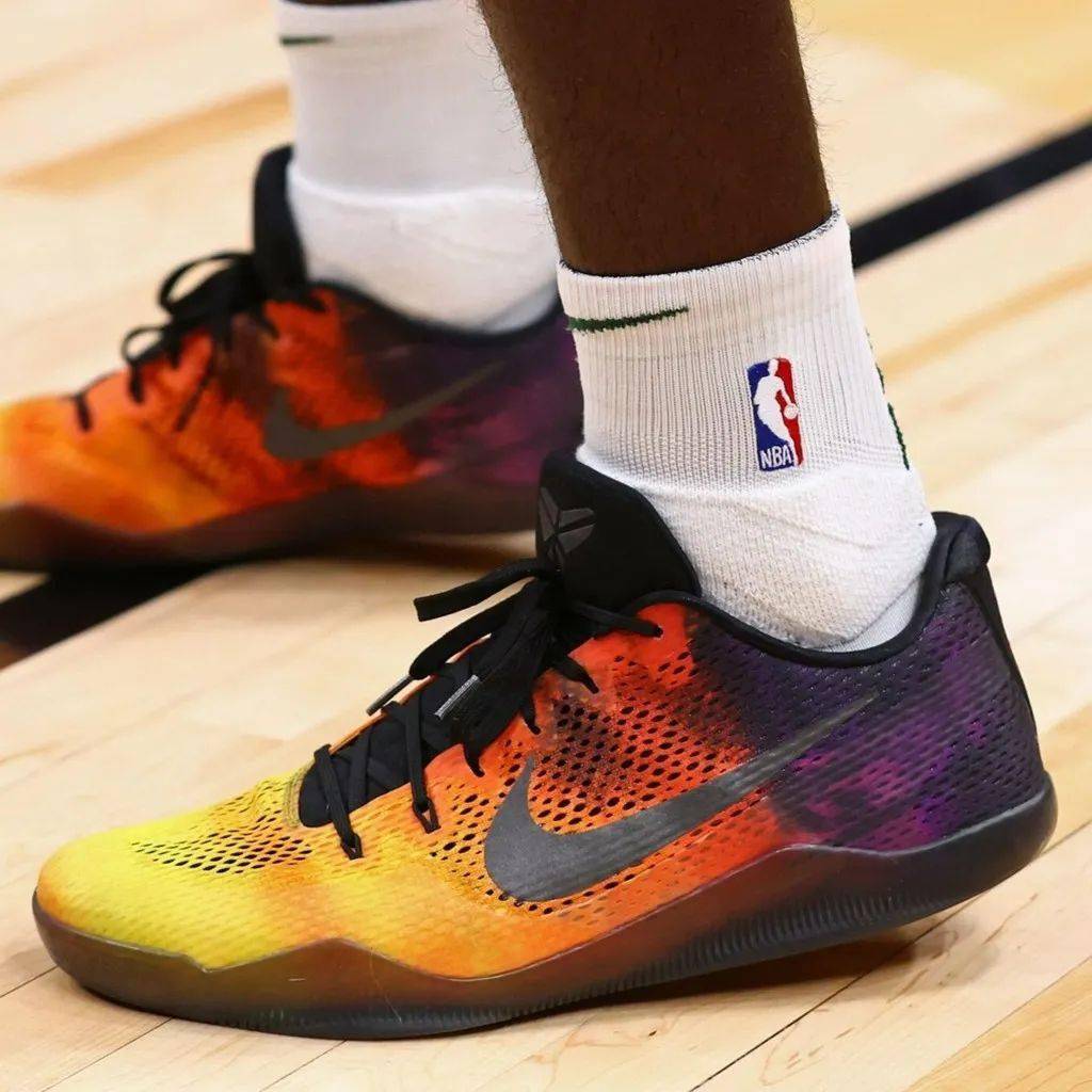 nba 球鞋合集!鞋王上脚「实战版初代倒钩」!_nike_湖人_kobe