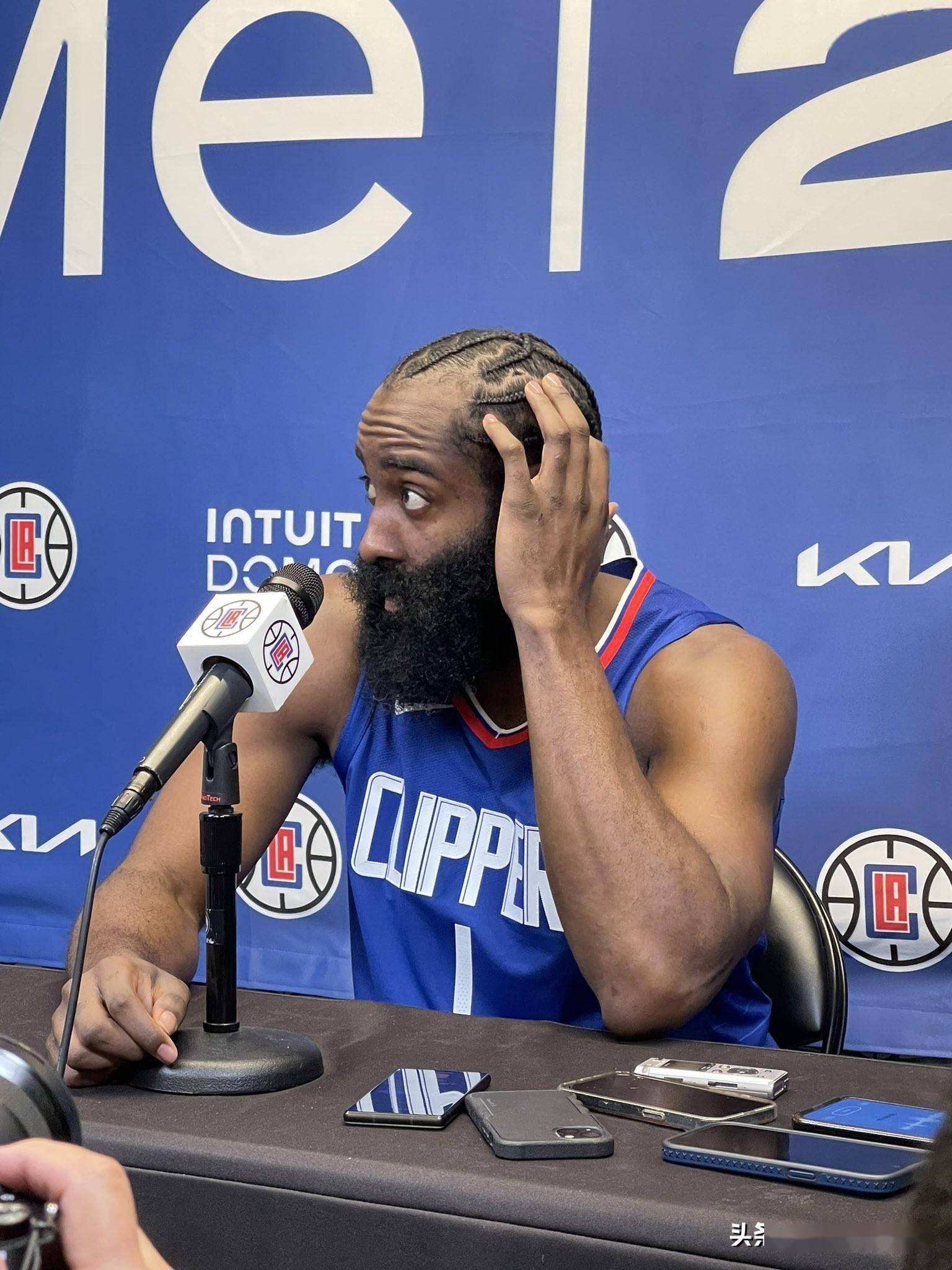 哈登首次穿快船1号亮相:拍定妆照握拳怒吼 笑着只露两颗大门牙_生涯