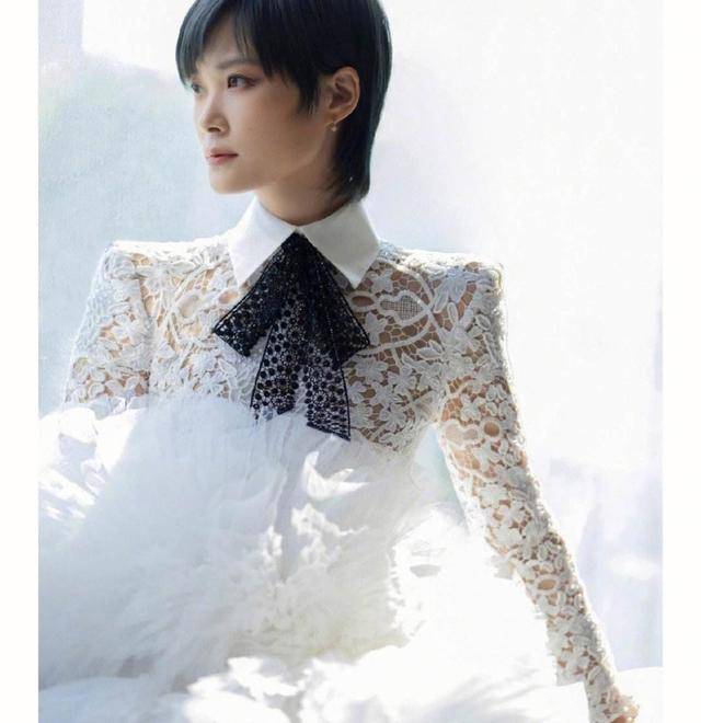 为了"捞钱"代言辱华产品,39岁的李宇春,彻底被撕下"遮羞布"