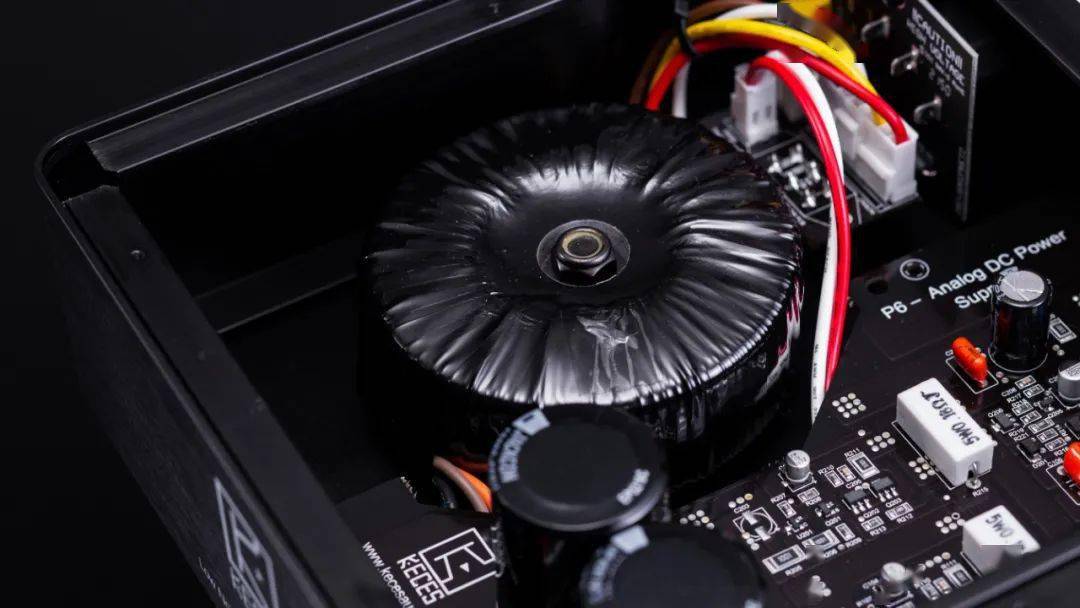 p6线性电源可以同时供电2台设备,3a 3a大电流输出,全铝屏蔽抗震机箱