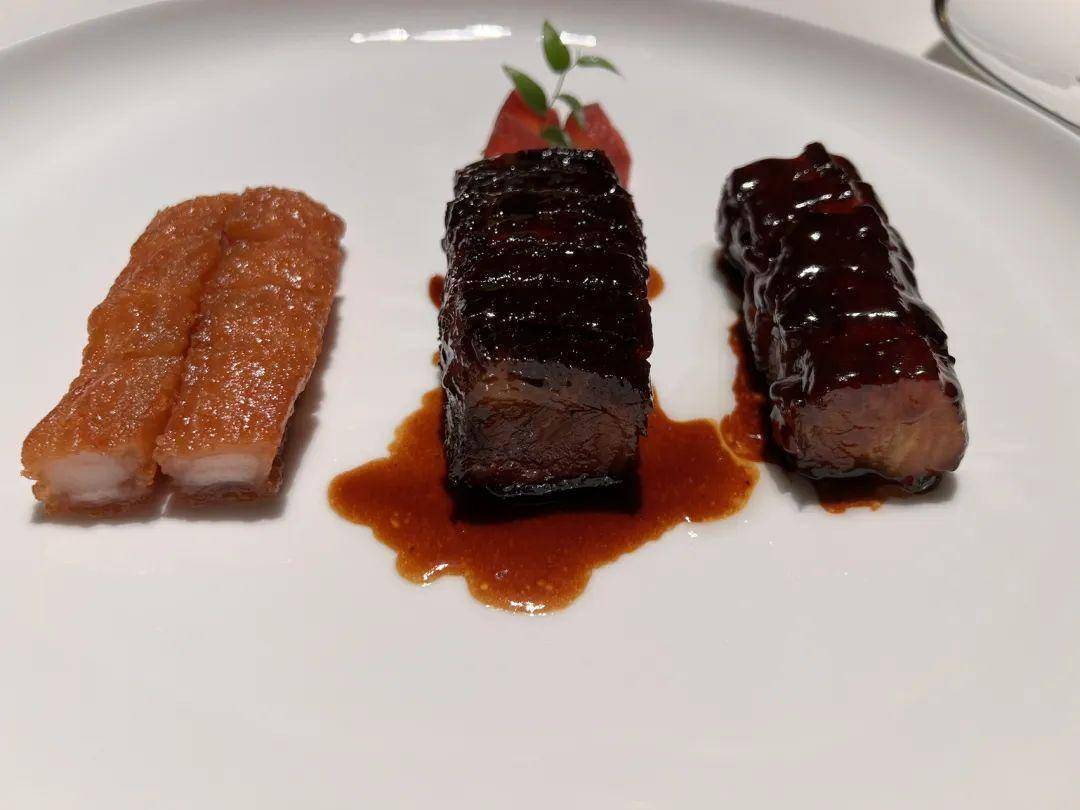 晚上去了炳胜私厨和全哥一起吃饭,试了炳胜的几个新菜.