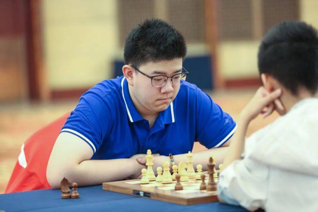 王浩丞为少年男子个人快棋赛前三名运动员颁奖周影为女子个人快棋赛前