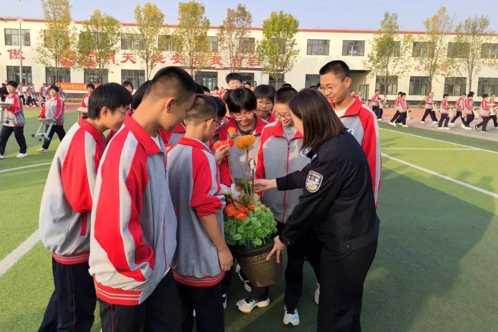 近日,沧州市孟村回族自治县公安局禁毒大队工作人员走进饶安中学,以