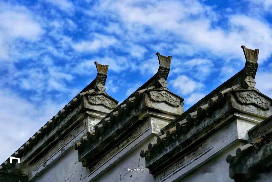 屯溪老街,便是由南宋至明清年间建成的300余幢徽派建筑所构成.