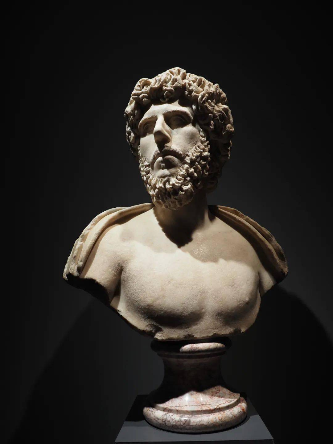 男子半身像,可能是卢修斯·维鲁斯,大理石约公元161-169年,罗马.