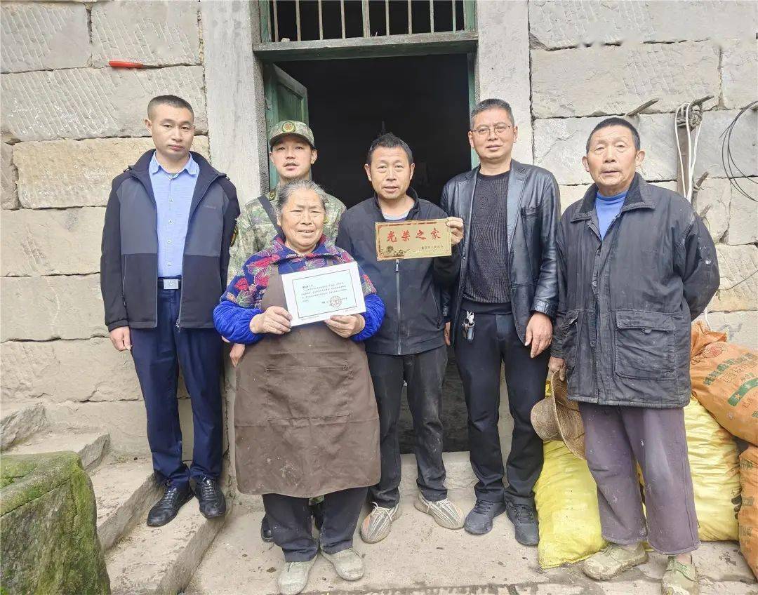 云阳为入伍新兵家庭悬挂光荣牌!_家属_部队_拥军优属