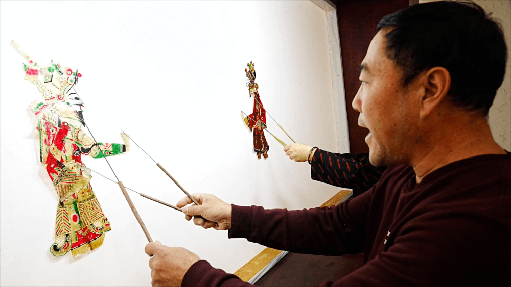 千城百县看中国|河北青龙:皮影"守艺人"的"薪火梦"_杨明忠_艺术_汪峰