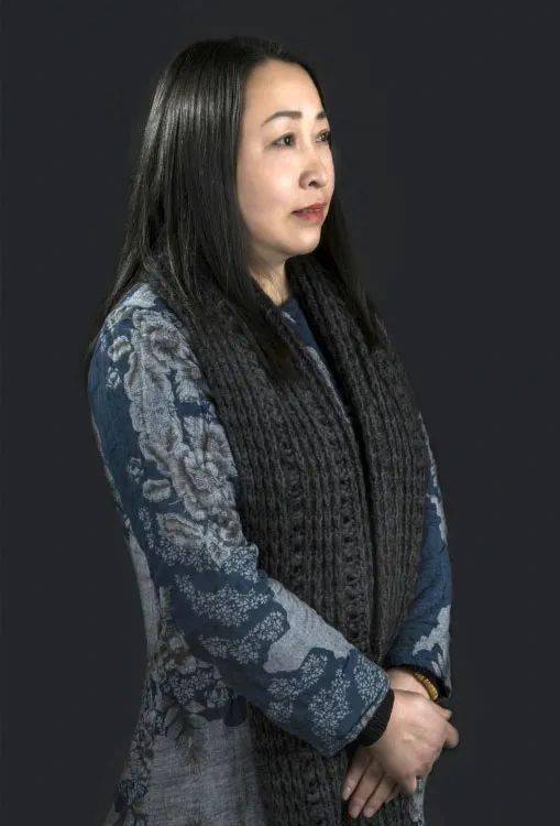 徐海燕 ,女,字墨鸿,斋号束云堂,湖南衡阳人,现居北京.