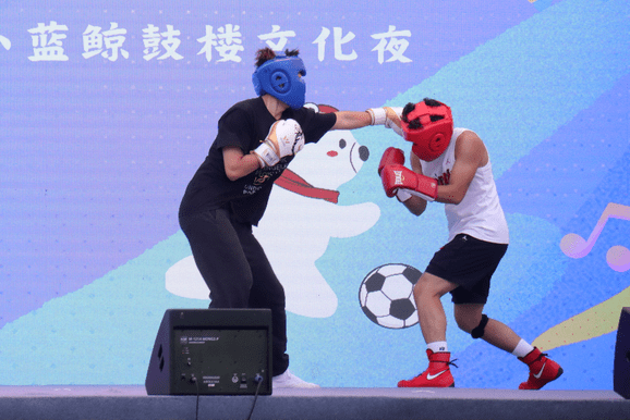 我们仿佛看到热闹的大观园,看到宝黛木石前盟,前生今世;足球