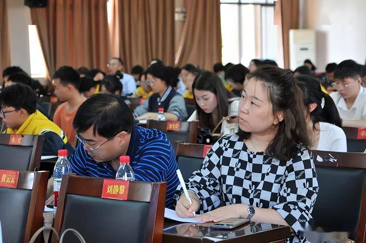 刘英芝老师"人本·互助课堂"现场瞿丹老师"人本·互助课堂"现场在周珊