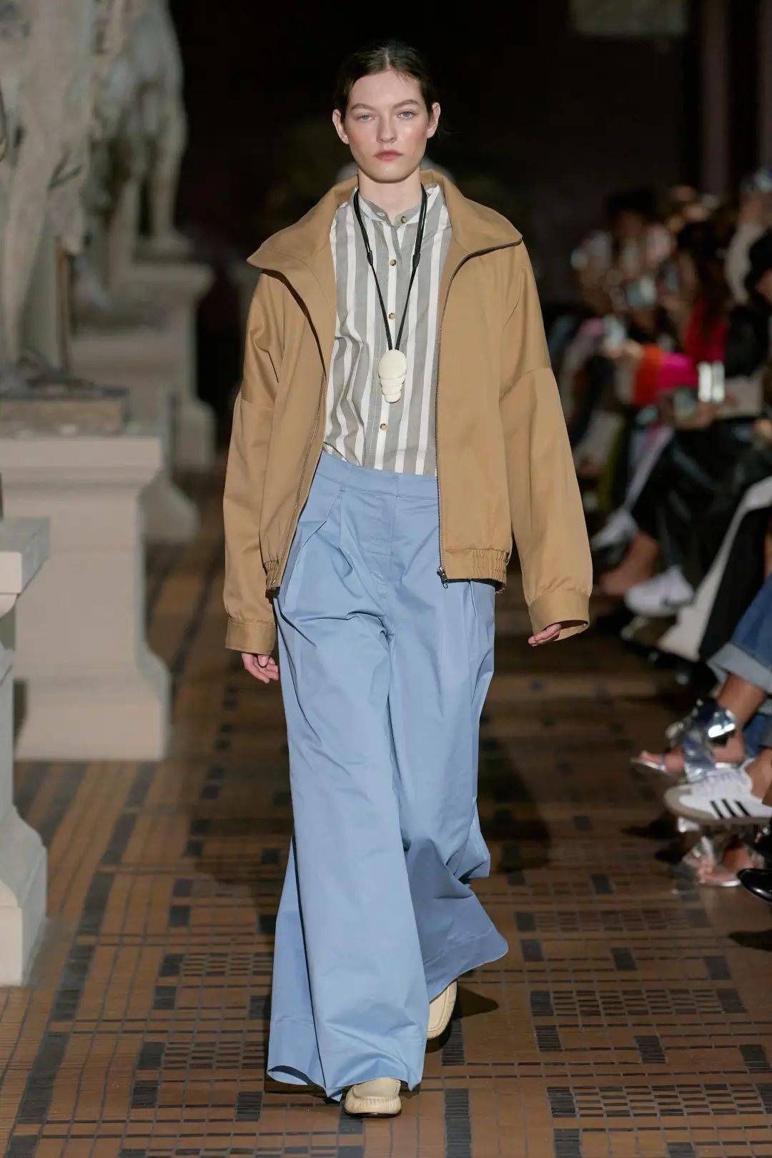 流行色 | 2024 年春季纽约时装周新经典流行色:灌木沙色,非常实用的
