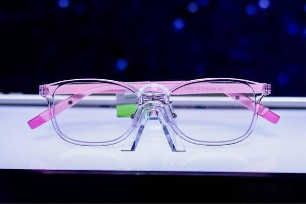 柯学优64镜片亮相进博,儿童青少年近视管理再添新方案 面对日益严峻