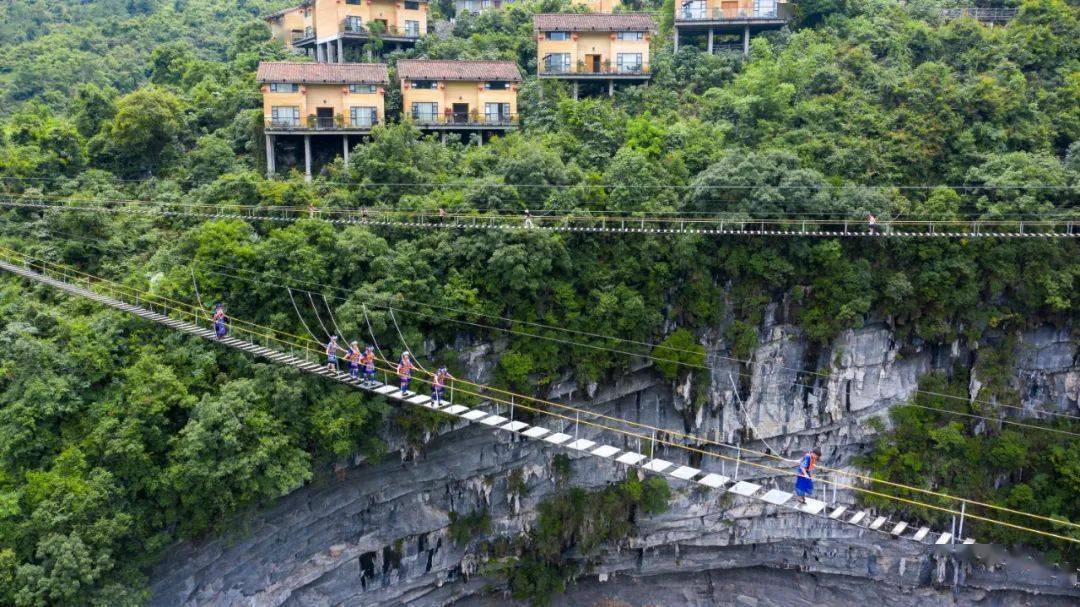 跨坑天梯 图/公众号@罗城棉花天坑旅游开发有限公司▲高空索道 图
