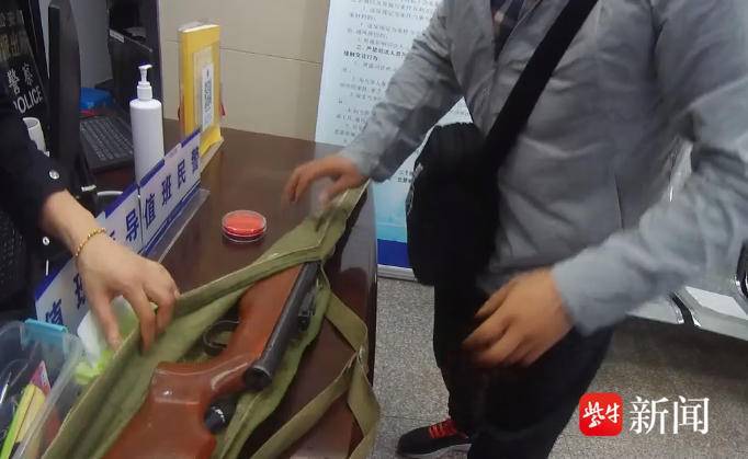 男子整理父亲遗物发现气枪,主动上交派出所_楚先生_枪支_管制