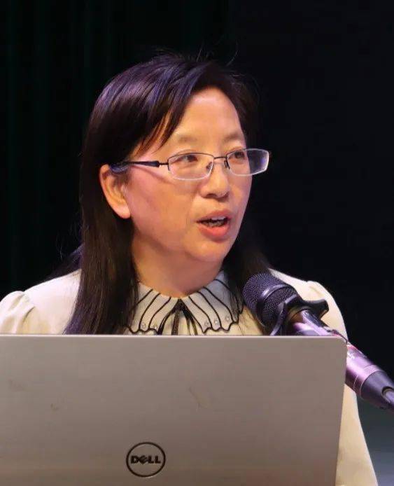 最后,正雅书院院长邱欣欣点评今天的读书分享.